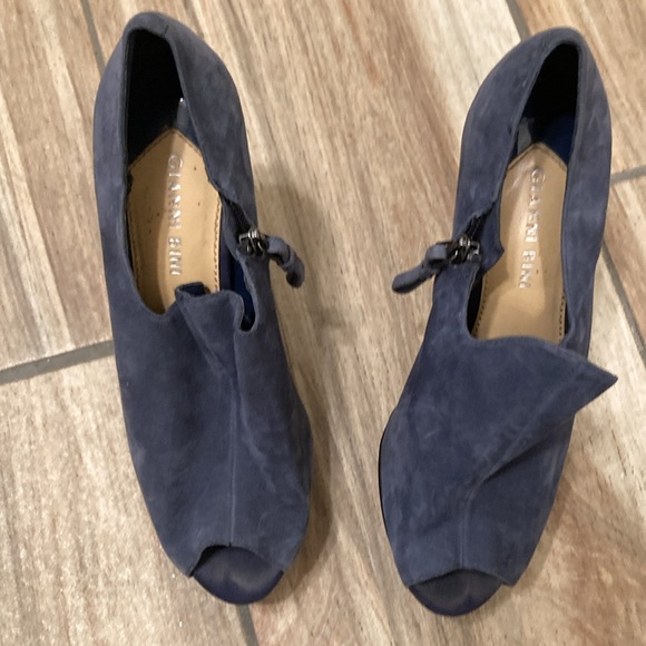 Used Gianni Bini platform Heels - Picture 2 of 7